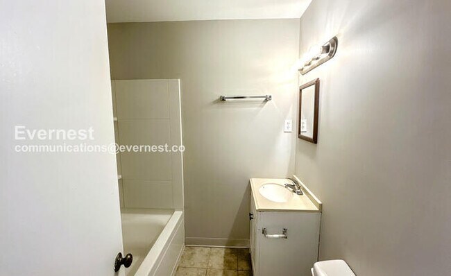 Building Photo - 1512 11th Ave N