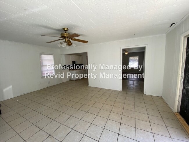 Building Photo - Large 3 bedroom home!