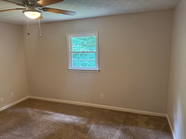 Building Photo - Room in House on Willowbrook Dr