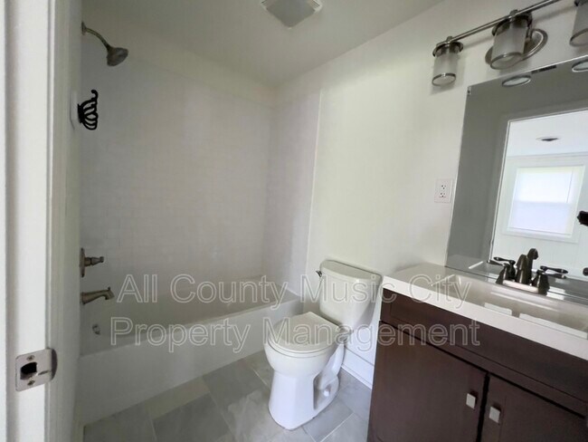 Building Photo - 1013 Chadwell Dr