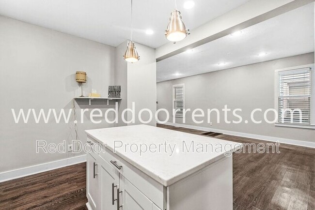 Building Photo - 2028 Hoyt Ave