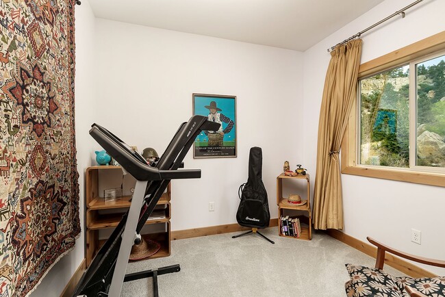 Building Photo - Large 4 bedroom home with Garage - ALL UTI...