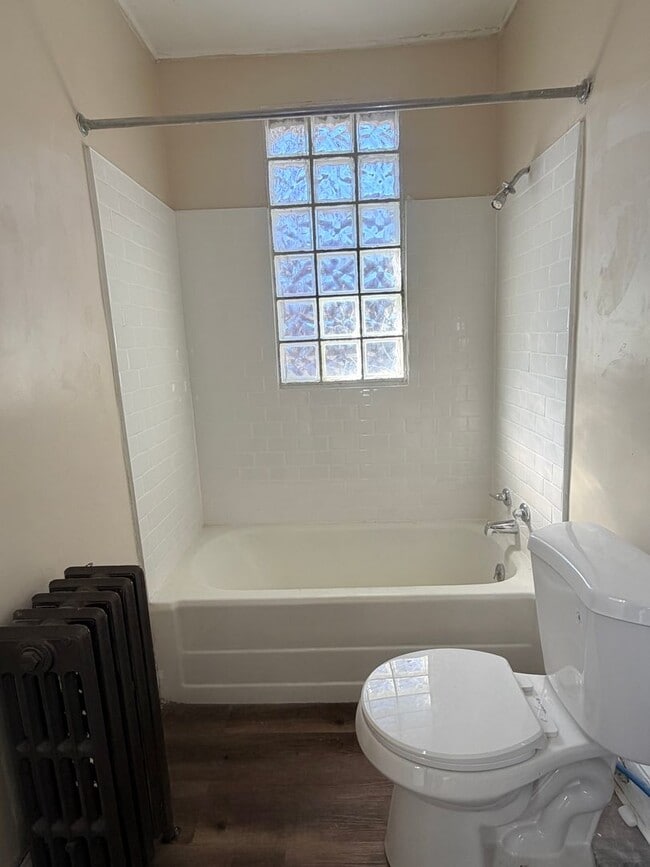 Building Photo - Come enjoy this completely renovated 1 bed/ 1 bath apartment close to shopping, walking trails, m...