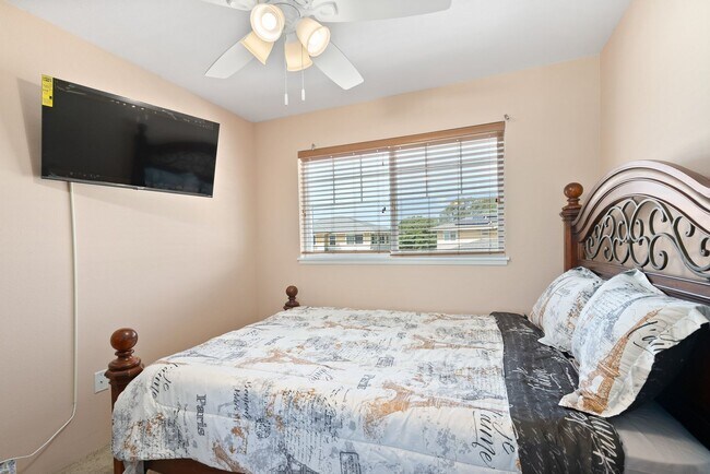 Building Photo - Welcome to this bright and inviting 3 bedroom