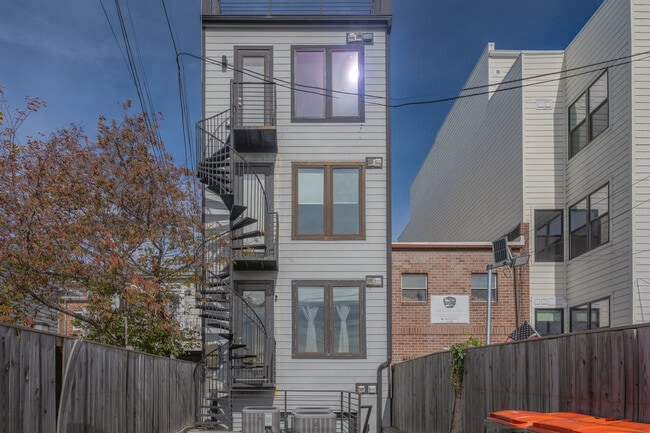 Building Photo - 1515 K St SE