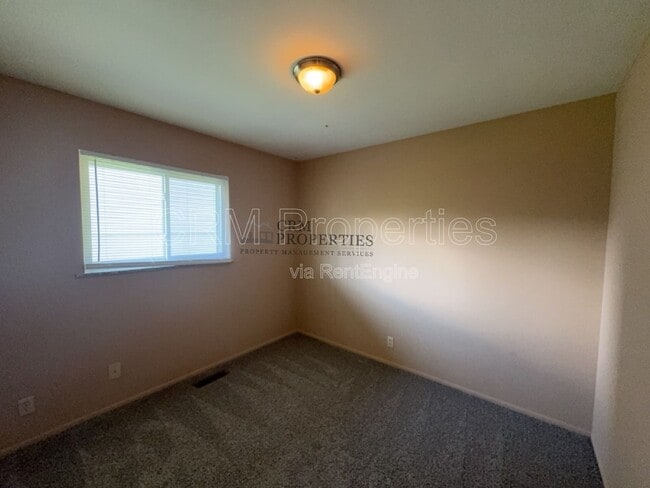 Building Photo - 2400 Balmoral Blvd