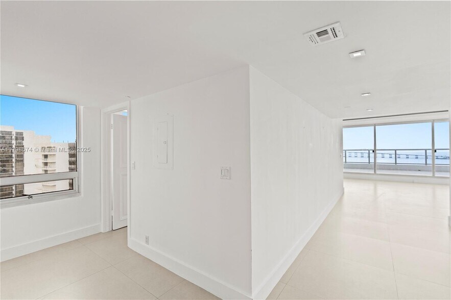 Building Photo - 1541 Brickell Ave