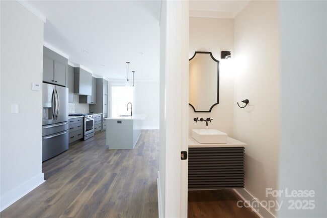 Building Photo - 1302 E 10th St