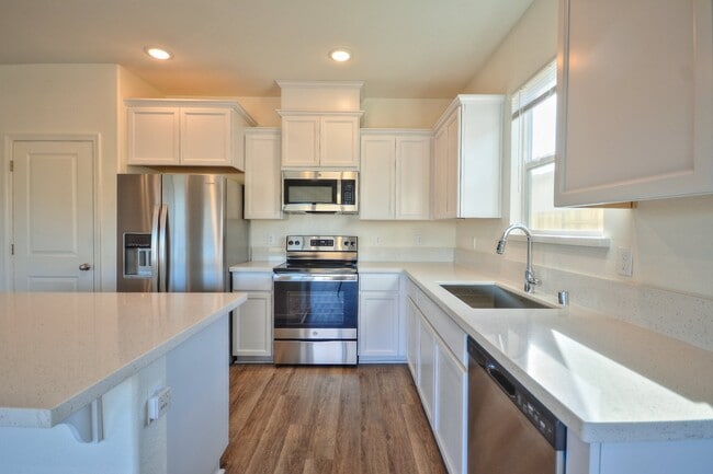 Building Photo - Newer home with solar AVAILABLE NOW!