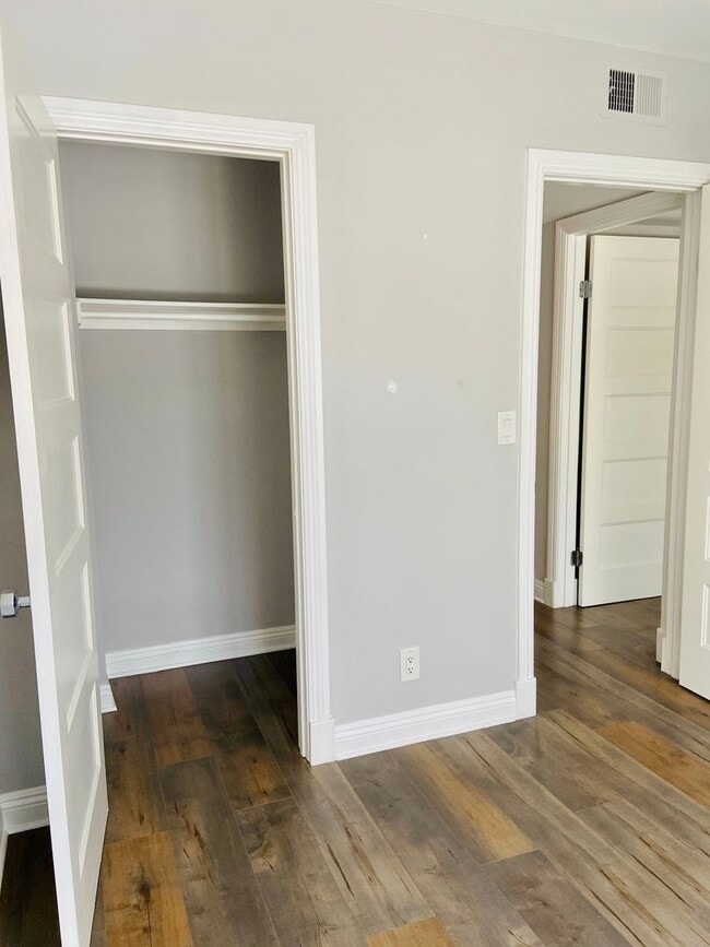 Building Photo - Gorgeous Venice Townhouse w/Upgrades Galore close to Beach+Canals w/Laundry+Garage+Pool