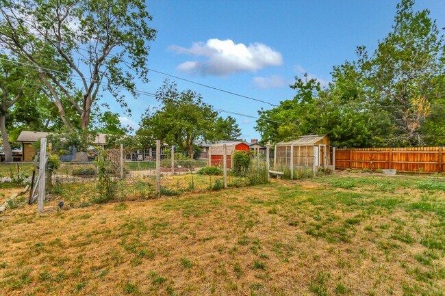Building Photo - Beautiful, Bright & Move-In Ready Ranch in Desirable West Arvada