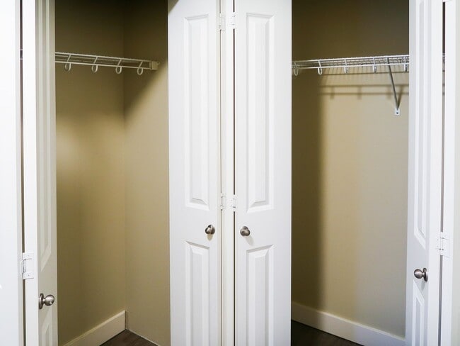 Building Photo - Lakeside 2BR Condo with Modern Finishes & Prime Location!