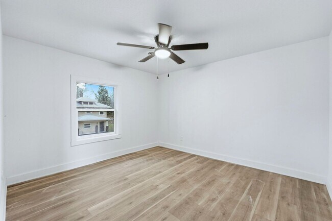 Building Photo - Freshly Updated 3-Bed Home with Back Parking