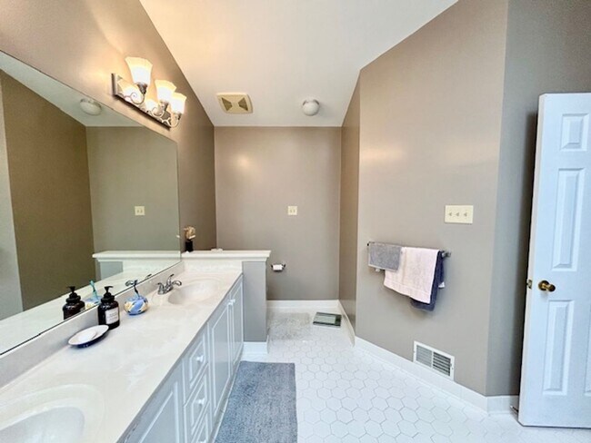 Building Photo - 5 Milestone Manor Ct