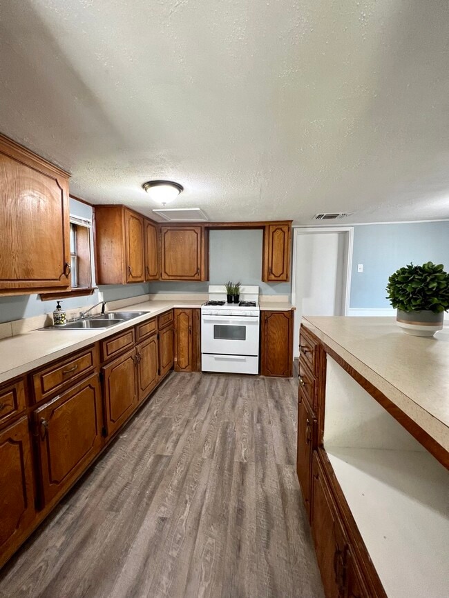 Building Photo - 501 W Elm St