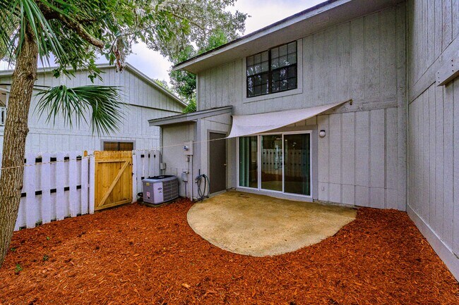Building Photo - 9 Oakwood Park