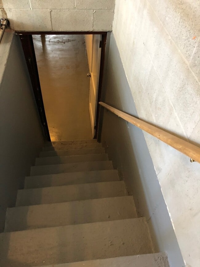 Building Photo - Beautiful Updated 2 Bedroom Home! A Must See!