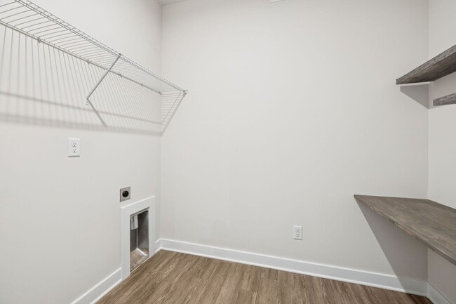 Building Photo - 5BR/3.5BA home offers stylish and function...