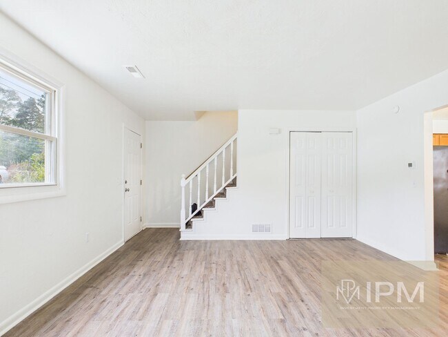Primary Photo - Available Now! Cozy 3 Bedroom, 1 Bath Town...