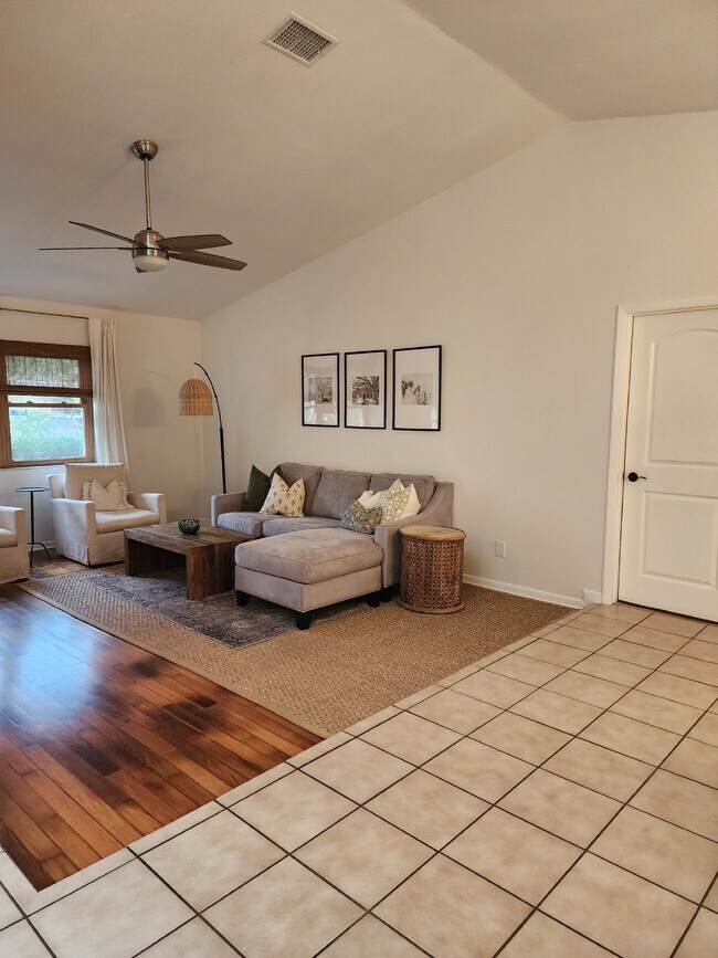 Building Photo - Pool home in Historic Tarpon Springs