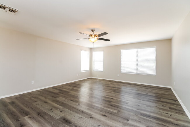 Building Photo - 12824 N Primrose St