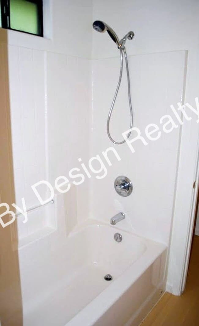 Building Photo - Modern 4 Bed 5 Bath Near UofA – Private Baths & Off-Street Parking