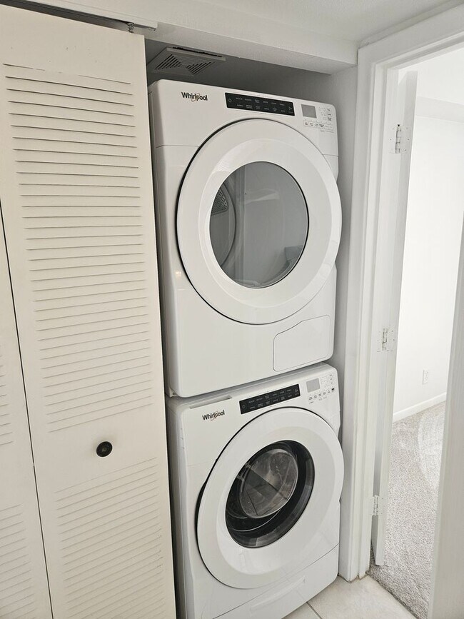 Building Photo - Move-In Special! Get November FREE When You Sign a 1-Year Lease!