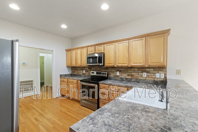 Building Photo - 5916 Meadowmere Dr