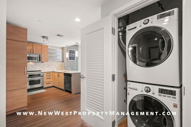 Building Photo - Stunning Fully Furnished East Village 2 Be...