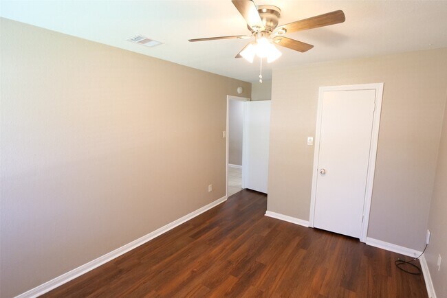 Building Photo - 915 Comstock Springs Dr