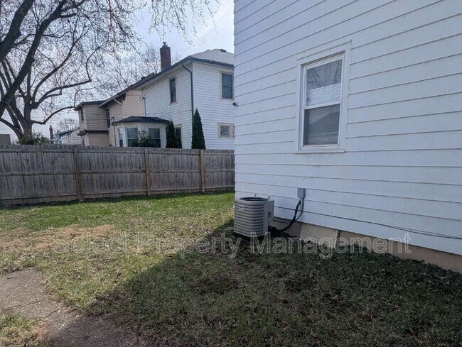 Building Photo - 1523 Curdes Ave