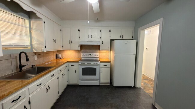 Building Photo - 1635 Memminger Ave