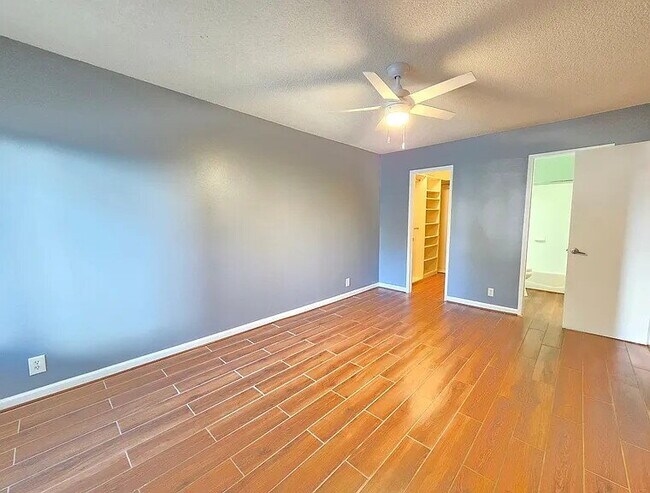Building Photo - "Charming 2-Bed, 2-Bath Gem in Tarzana - Cozy 830 Sq Ft Retreat!"