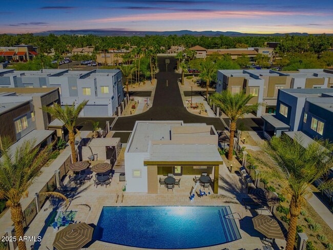 Primary Photo - 16830 N 141st Ave