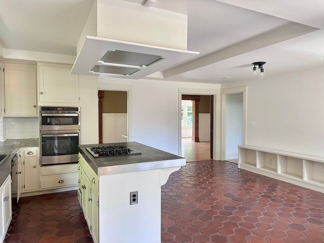 Building Photo - Meticulously Restored 1920s Craftsman on a Private, Hedged Lot | Pet Friendly!