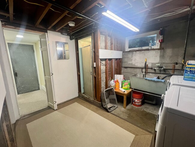 Building Photo - Updated 1920s 4BD