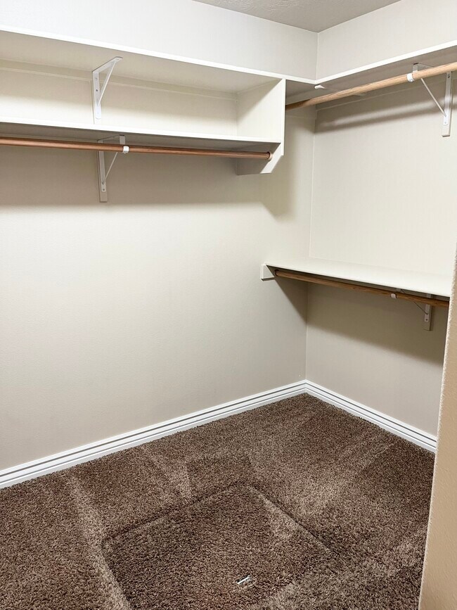 Building Photo - Silver Lining