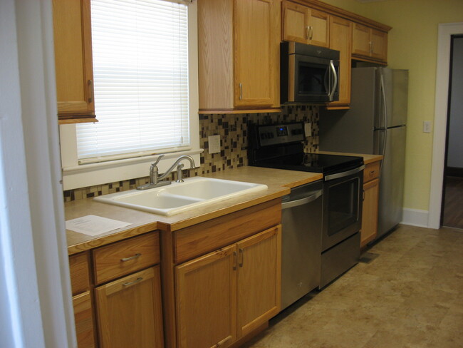 Kitchen - 1108 S Cedar St