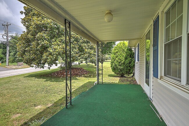 Building Photo - 2207 Buckingham Rd
