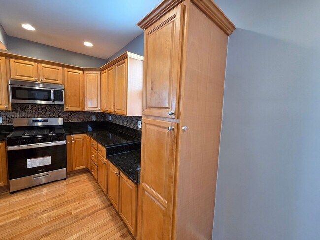 Building Photo - Lovely 3 BR/2.5 BA Single-Family Home in O...
