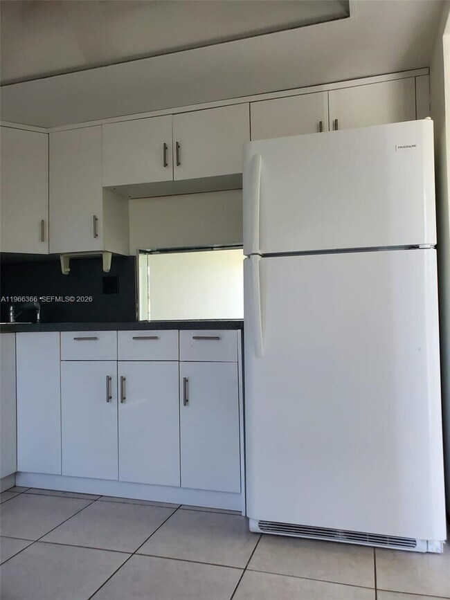 Building Photo - 851 NE 14th Ave