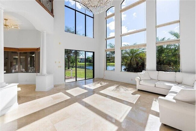 Building Photo - 10546 Versailles Blvd