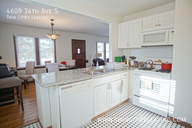 Building Photo - 4609 S 34th Ave