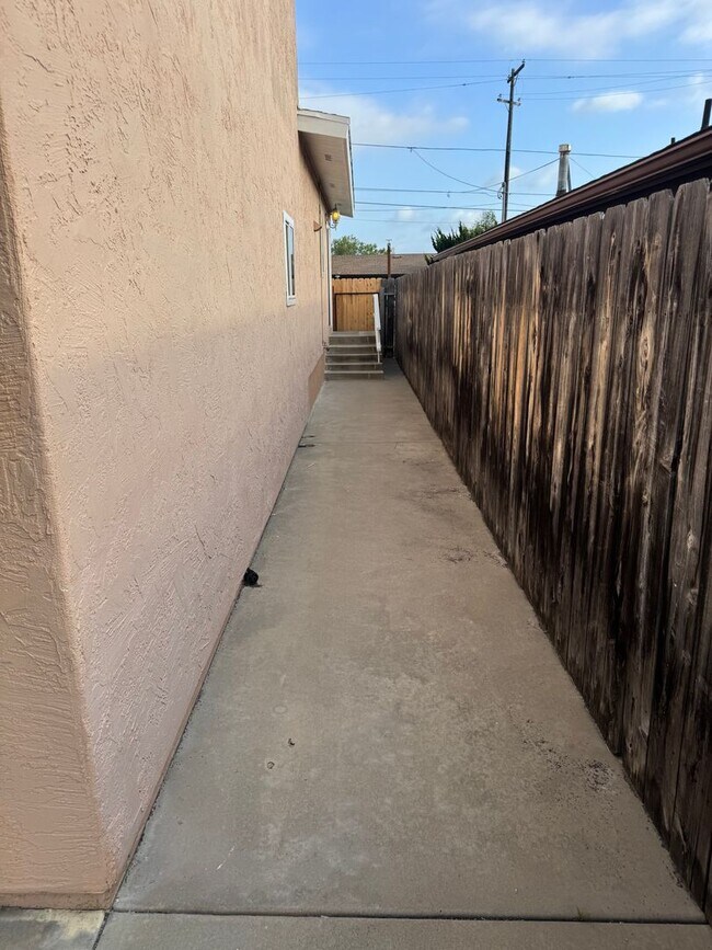 Building Photo - 5 Bedroom, 3.5 Bath, Beautiful 1,856 SQ FT...