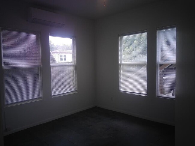 Building Photo - 911 W Gray St