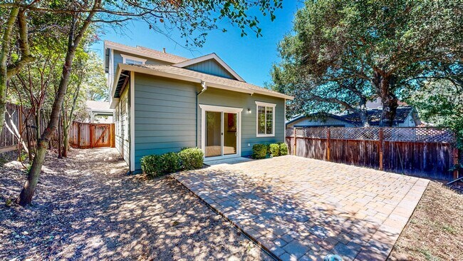 Building Photo - Rincon Valley FIVE Bedroom Three Bathroom Single Family Home!