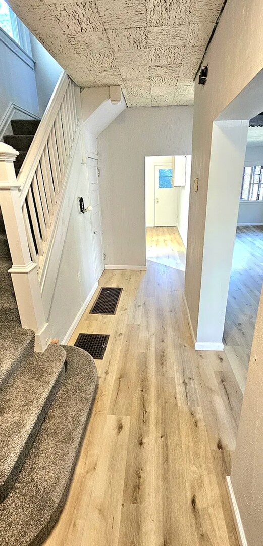 Building Photo - Spacious 5-Bedroom Bellevue Home with Sunroom & Massive Backyard