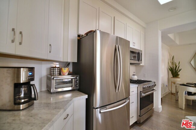 Building Photo - 5703 Laurel Canyon Blvd