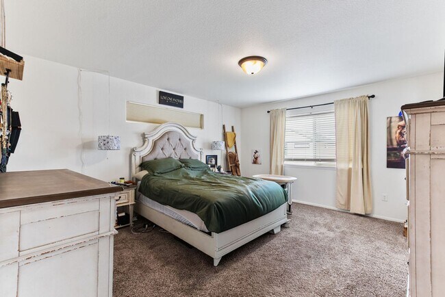 Building Photo - 3 Bedroom 2.1 Bath in West Greeley