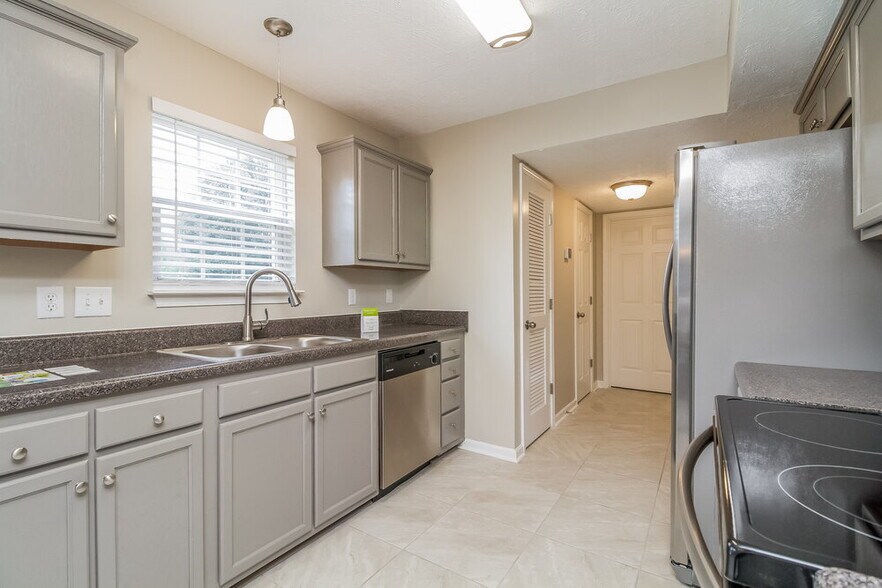 Building Photo - 2211 New Port Dr